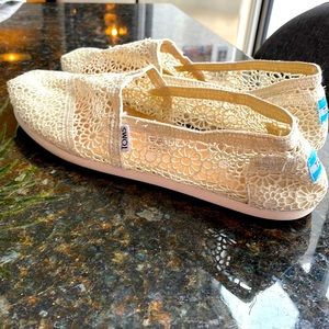 Size 11 White Lace Toms